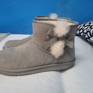 Women’s KOOLABURRA By UGG Light Gray Short Boots  Very Cute Size 9